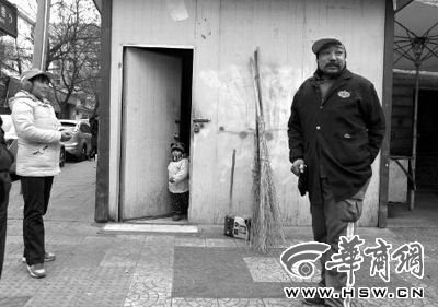 由于沒人照看，爸爸媽媽干活時(shí)帶著兩歲多的小韓靈  本報(bào)記者 董國(guó)梁 攝 
