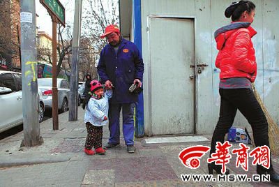 由于沒人照看，爸爸媽媽干活時(shí)帶著兩歲多的小韓靈  本報(bào)記者 董國(guó)梁 攝 