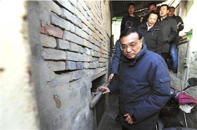 昨天，李克強(qiáng)看望包頭北梁棚戶區(qū)居民。新華社發(fā)